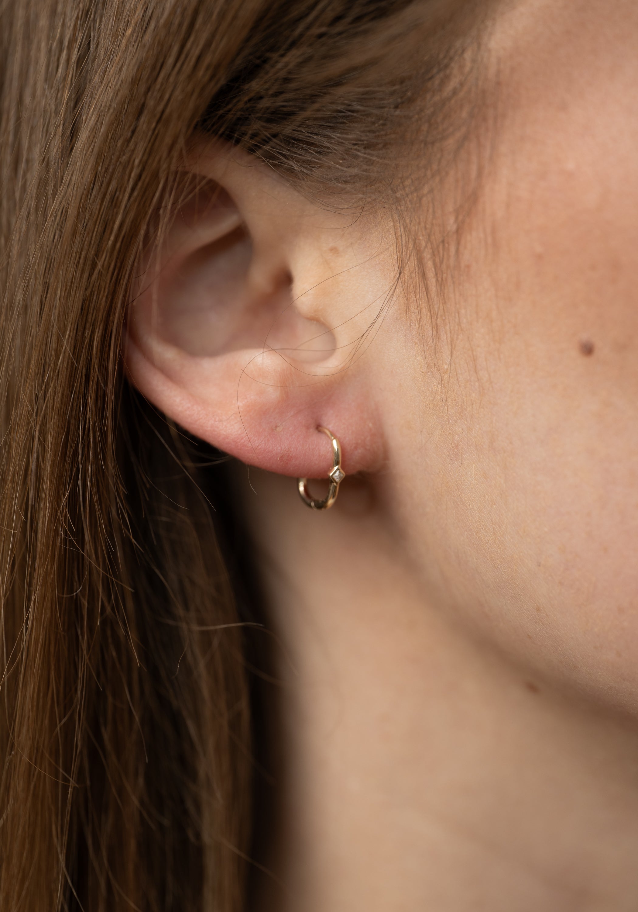 Single 9k Gold Reverse Set Diamond Oval Clicker Hoop
