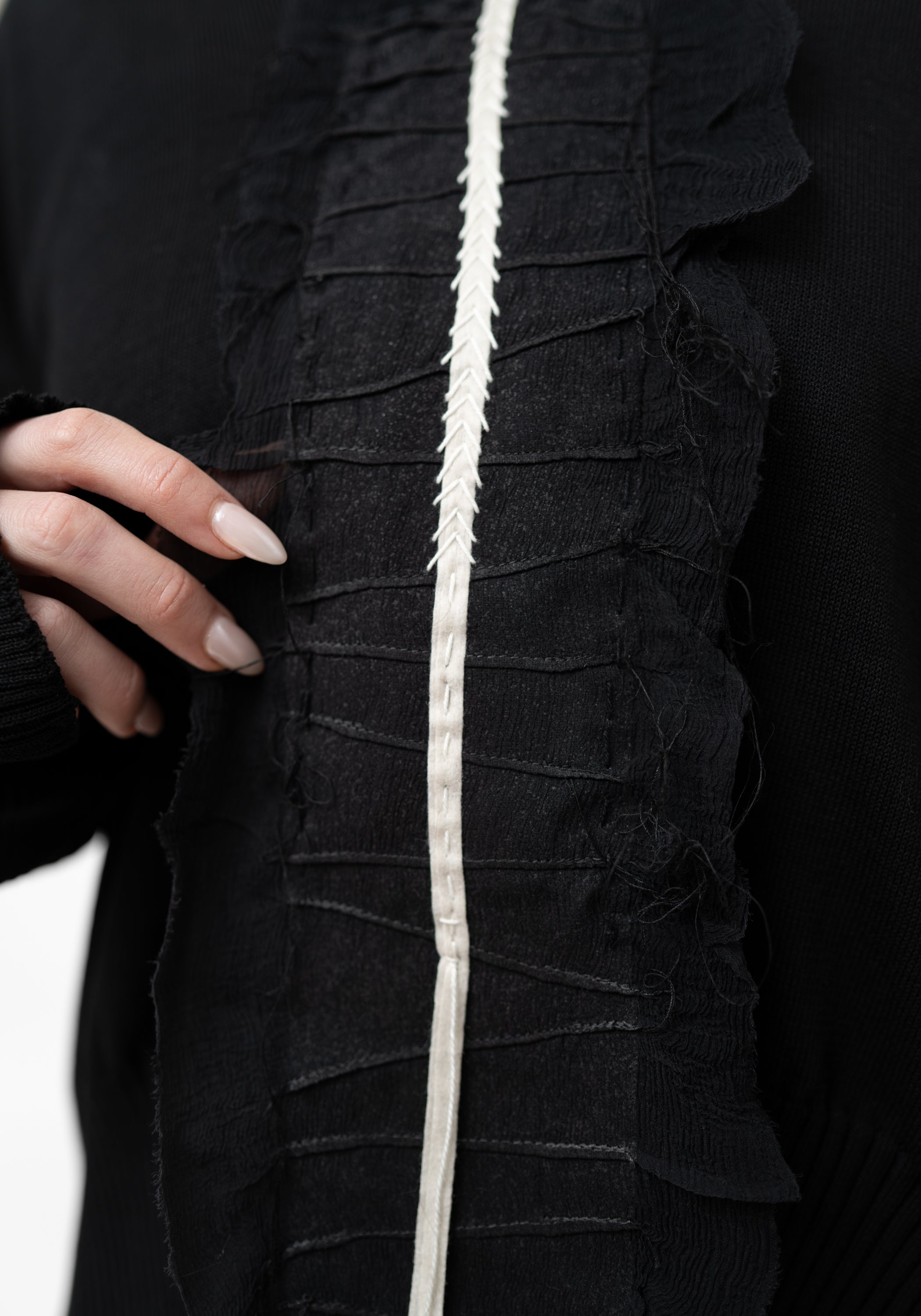 Mag Contrast Embroidered Front Knit Pullover