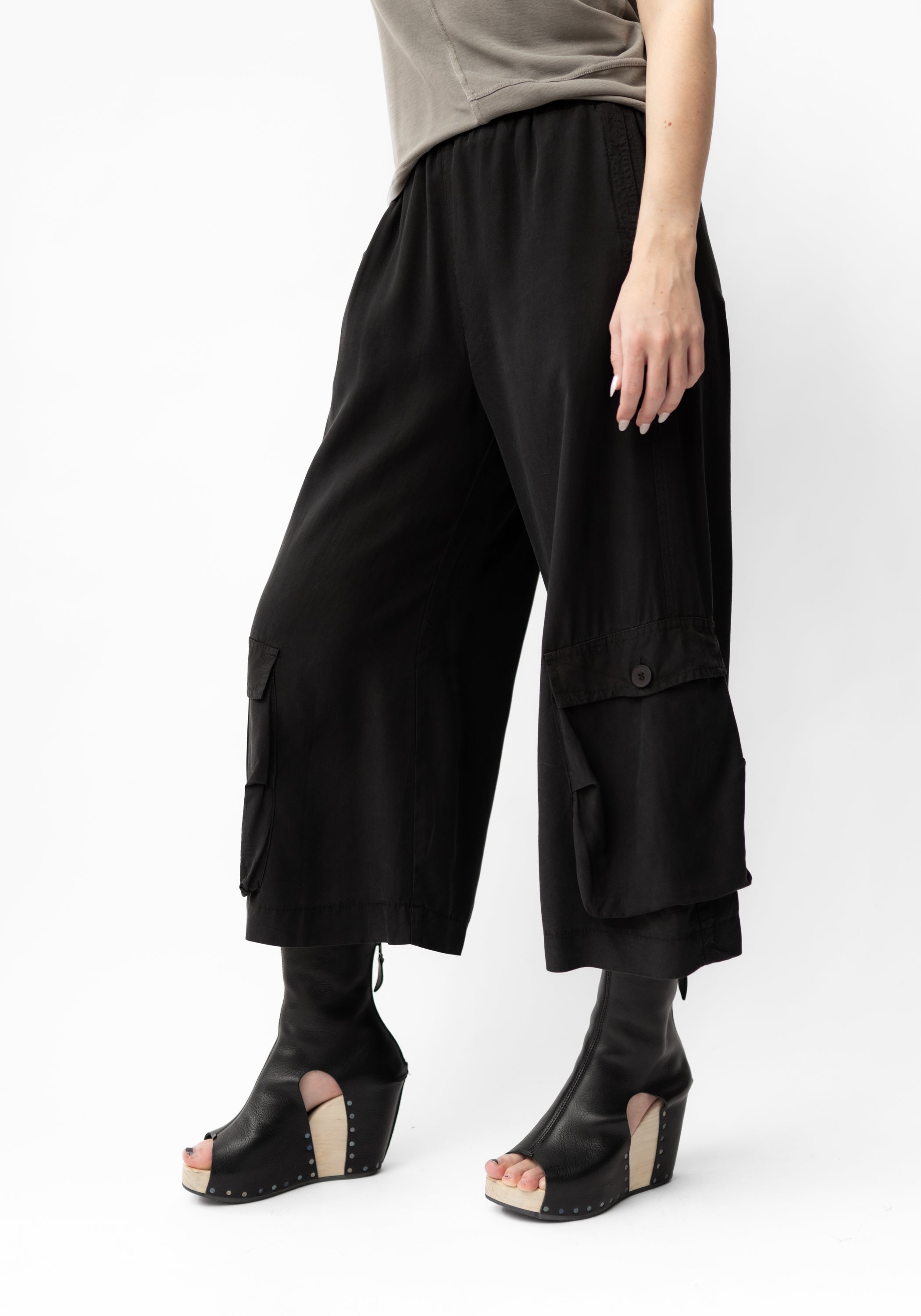 Cropped Wide Leg Bold Pocket Detail Pants