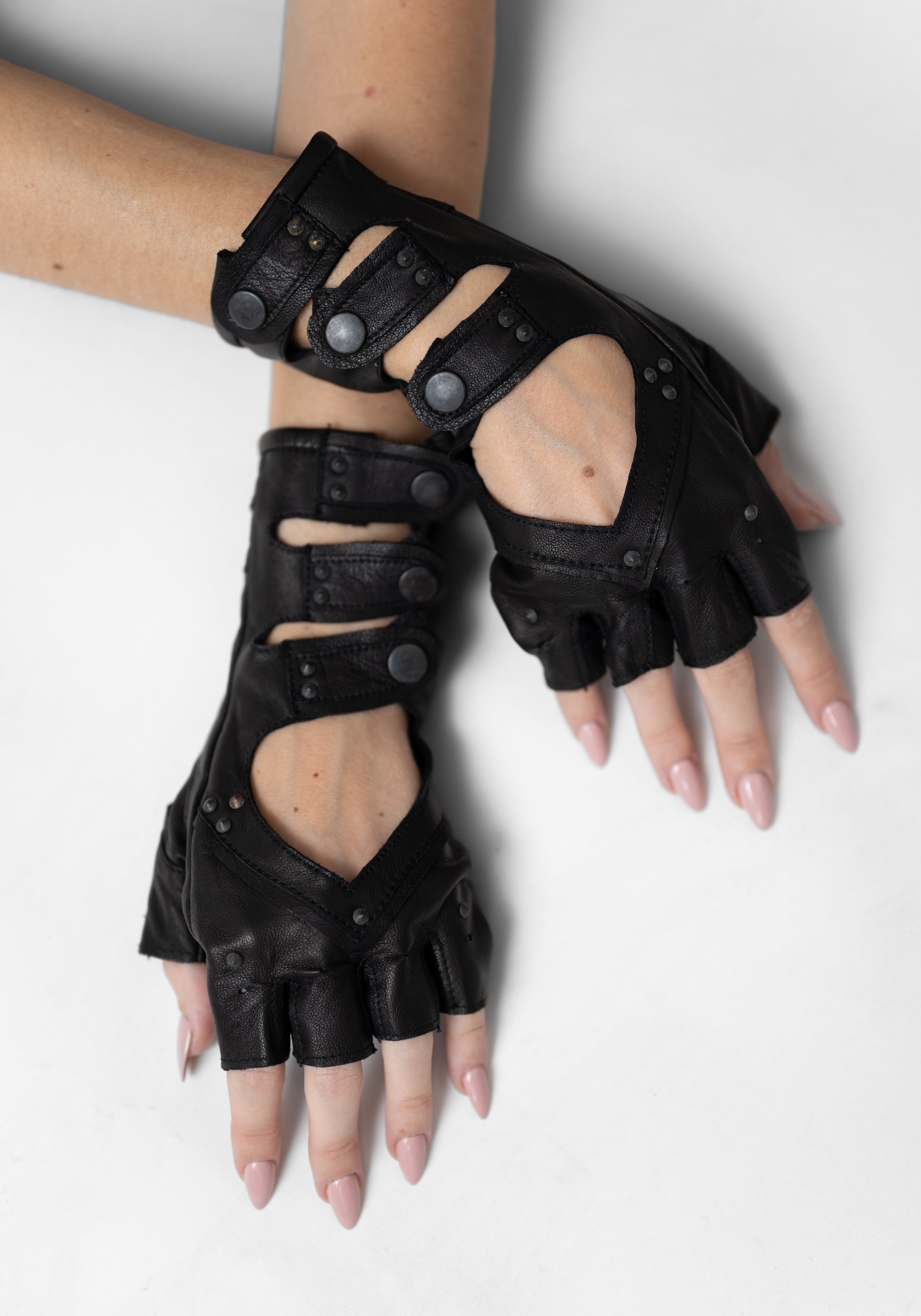 Cut Out Detail Minaret Fingerless Gloves