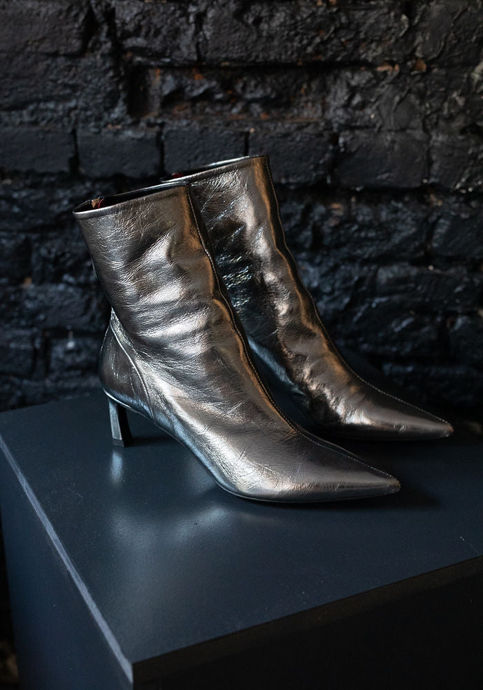 Steel Leather Pointed Toe Kitten Heel Vale Boot